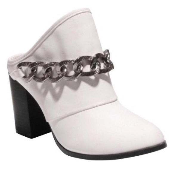 2 Lips Too Shoes - White booties with chain detail